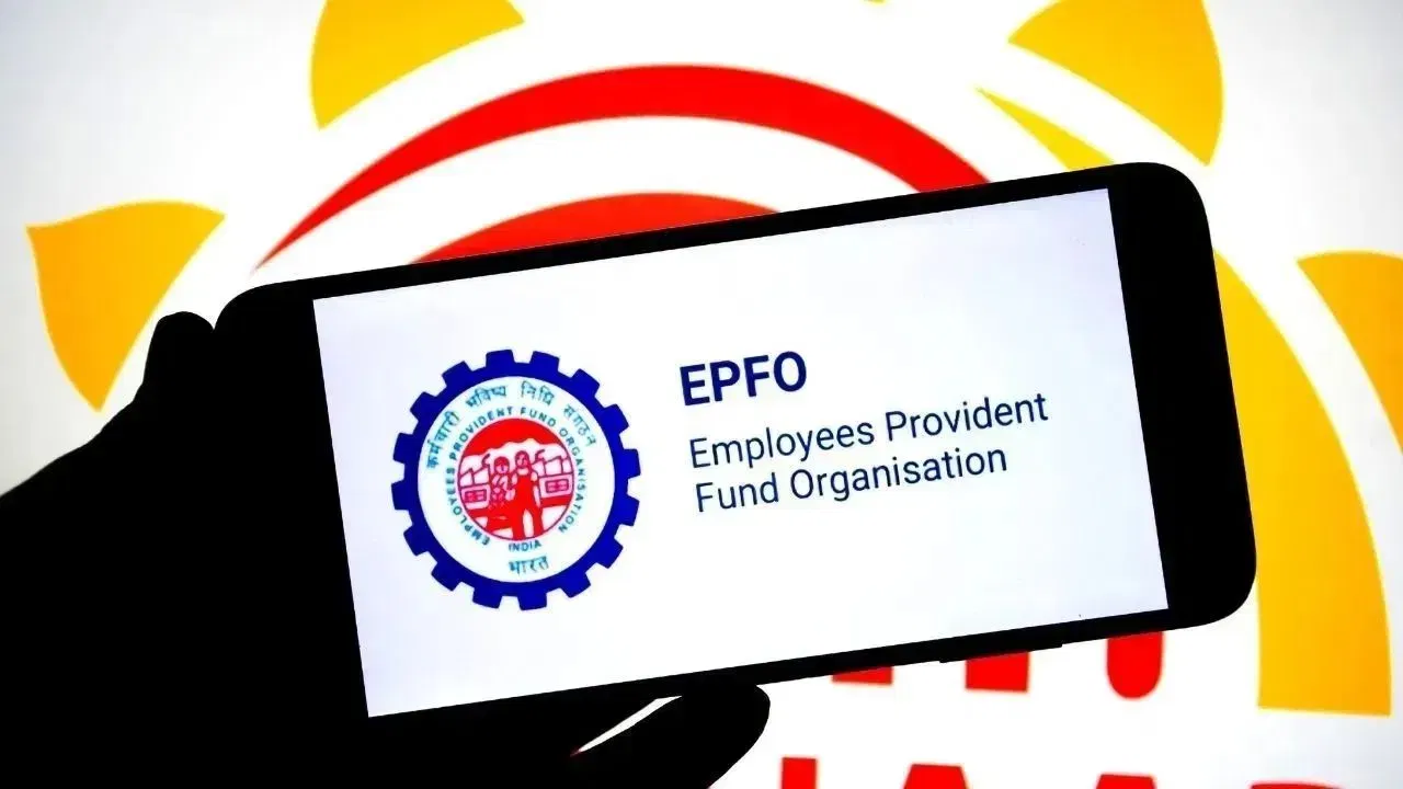જો તમારા પગારમાંથી દર મહિને PF કાપવામાં આવતું હોય, તો એક સરકારી એપ છે જે તમારા માટે અત્યંત ઉપયોગી સાબિત થઈ શકે છે અને તે છે UMANG એપ. આ એક જ એપ તમને સરકારી કચેરીઓના વારંવાર ધક્કા ખાધા વિના PF-સંબંધિત વિવિધ કાર્યોનું સંચાલન કરવાની સુવિધા આપે છે. ચાલો જાણીએ કઈ કઈ સુવિધાઓ તમને આ એપમાં મળી રહેશે.