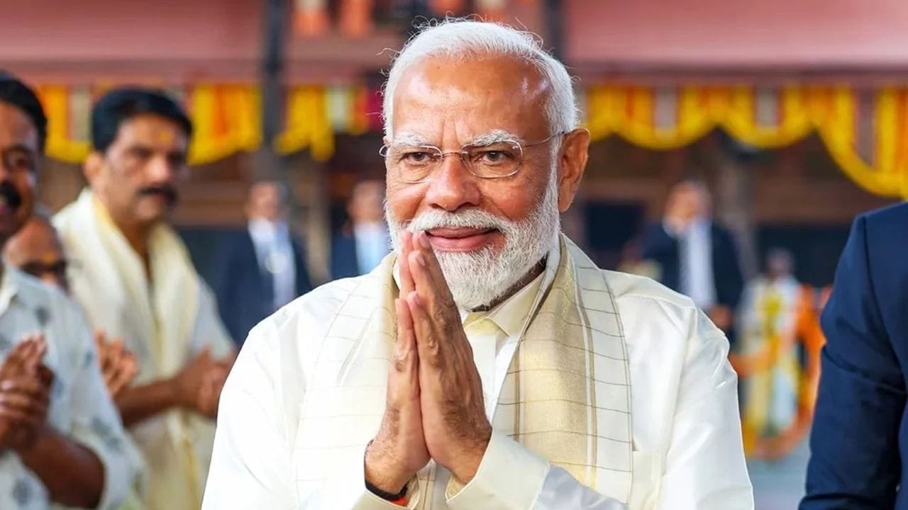 રવિવારે 27 સપ્ટેમ્બરના રોજ PM Modi એ 'મન કી બાત'ના 138મા એપિસોડમાં દેશને સંબોધિત કરતી વખતે આમળાના ગુણો વિશે વાત કરી અને તેના ફાયદા જણાવ્યા. પીએમ મોદીએ કહ્યું કે, આપણા પૂર્વજો પેઢીઓથી આમળાના ફાયદાઓ વિશે જણાવતા આવ્યા છે. આમળાનું અથાણું, મુરબ્બો, જ્યુસ અને ચ્યવનપ્રાશ સદીઓથી આપણા ઘરોમાં વપરાતું આવ્યું છે. આ જ આમળા હવે ઉત્તર પ્રદેશના પ્રતાપગઢની ઓળખ બની રહ્યા છે. ખેડૂતો અને મહિલાઓ માટે આમળાની ખેતી નવી આર્થિક તકો ઊભી કરી રહી છે. એવામાં ચાલો જાણીએ આમળાના ફાયદા અને તેનો ઉપયોગ કેવી રીતે કરવો જોઈએ...