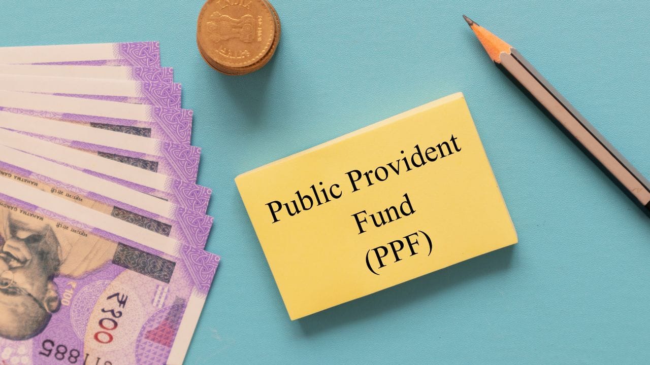 જો PPF ખાતાધારકનું મૃત્યુ થાય, તો 15 વર્ષની મેચ્યોરિટી અવધિ પૂર્ણ થવાની રાહ જોવાની જરૂર રહેતી નથી. આવા કિસ્સામાં ખાતામાં જમા રકમ અને લાગુ પડતું વ્યાજ નોમિની અથવા કાયદેસરના વારસદારને ચૂકવવાની જોગવાઈ છે. PPF મુખ્યત્વે લાંબા ગાળાના રોકાણ અને નાણાકીય સુરક્ષા માટે બનાવવામાં આવ્યું છે. તેથી તેને રોજિંદા ખર્ચ માટેના સામાન્ય બચત ખાતા તરીકે જોવું યોગ્ય નથી. તેમ છતાં, નિયમો હેઠળ મળતી આંશિક ઉપાડની સુવિધા જરૂરિયાતના સમયે ખાતાધારક માટે ઉપયોગી બની શકે છે. એટલે PPFમાં રોકાણ કરતા પહેલાં તેની મેચ્યોરિટી, આંશિક ઉપાડ, સમય પહેલાં ખાતું બંધ કરવાની શરતો અને મેચ્યોરિટી બાદના વિકલ્પોને સમજવા જરૂરી છે. આ નિયમોની જાણકારી રાખવાથી જરૂરિયાત ઊભી થાય ત્યારે તમારા રોકાણ અંગે યોગ્ય નિર્ણય લેવામાં સરળતા રહે છે.(નોંધ : અહીં આપવામાં આવેલી માહિતી ફક્ત આપની જાણકારી માટે છે.)