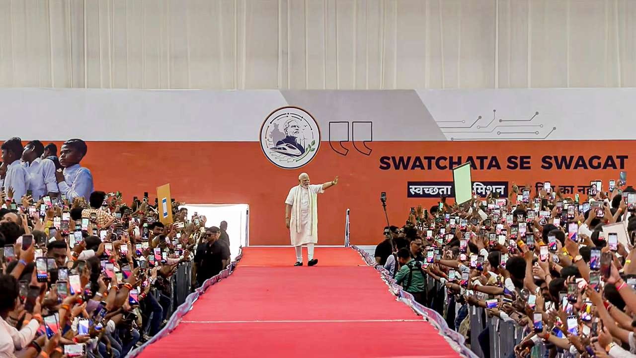 ચિપથી શીપ સુધીની નવી ગાથા ભારત લખી રહ્યું છે. તેમ જણાવીને વડાપ્રધાને કહ્યું ચિપથી શીપ માટેના પાર્ટસ અને પ્રોડકશન ભારતમાં થઈ રહ્યું છે. હવે સોલર પાવર ક્ષેત્રે પણ આવુ જ છે. કડાણા ડેમમાં ફ્લોટીગ સોલાર પેનલ નાખીને વીજ ઉત્પાદન કરીએ છીએ. દેશમાં સૌર ઊર્જા થકી 200 ગીગાવોટથી વધુની વીજ શક્તિ ઉભી કરી શક્યા છીએ. 55 લાખ પરિવાર છત પર સોલાર પ્લાન્ટ લગાવી ચૂક્યા છે. જેમાથી 11 લાખ પરિવાર ગુજરાતના છે.