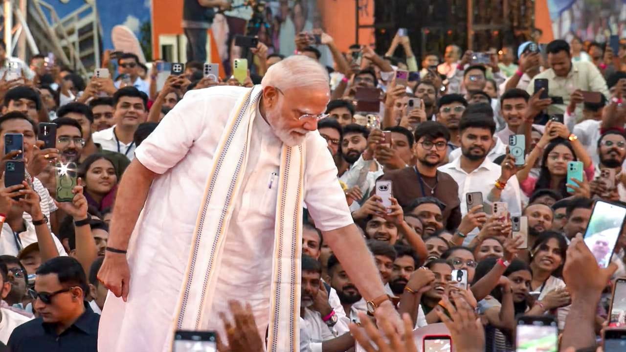 વડોદરાના મહારાજા સયાજીરાવ ગાયકવાડ યુનિવર્સિટી સ્થિત ઝેન જીને સંબોધન કરતા વડાપ્રધાન નરેન્દ્ર મોદીએ, તેમની આગવી શૈલીમાં વિરોધપક્ષનુ નામ લીધા વિના પ્રહારો કર્યા હતા. દેશના વિકાસમાં મહત્વપૂર્ણ સાબિત થયેલ ડેડિકેટેડ ફ્રેઈટ કોરિડોરનો પાયો કોંગ્રેસના સત્તાકાળમાં નખાયો પરંતુ કામ તેમની સરકારે કર્યું. ઝેન જીને કહ્યું કે, જો આજે એમનુ શાસન હોત તો તમારી 2-3 પેઢી વીતી ગઈ હોત તો પણ કામ ના થયુ હોત.