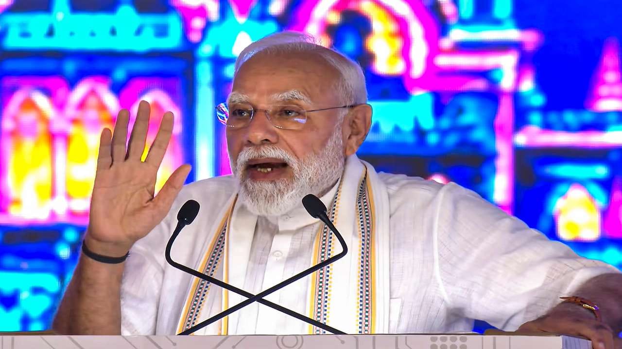 મેન્યુફેકચરીગની વાત થઈ રહી છે ત્યારે રેલ કોચ, મેટ્રો કોચ બનાવવા માટે રેલવેએ મોટી હરણફાળ ભરી છે. 2014 પછી ભારતે 50,000 આધુનિક રેલ કોચ બનાવ્યા છે. જૂની સરકારના સત્તાકાળમાં આટલા સમયમાં તો 50,000 ટોઈલેટ પણ નહોતા બનાવાતા.