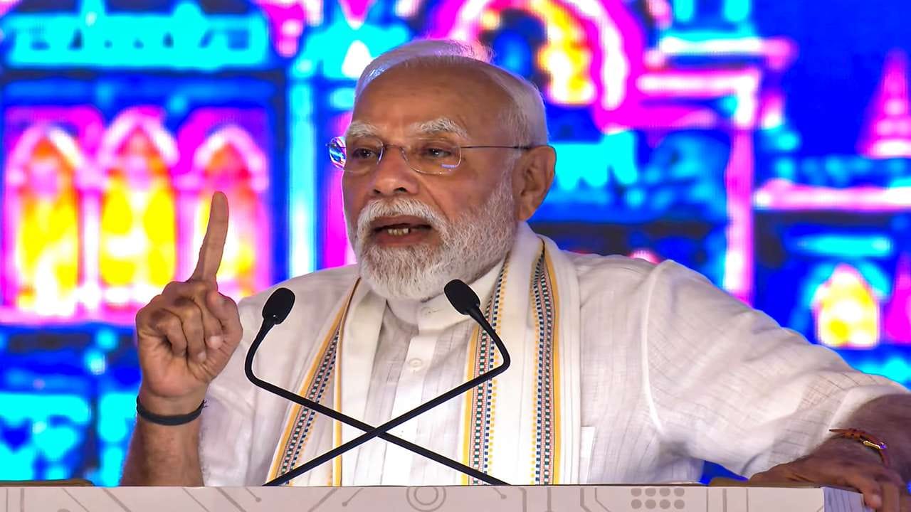 વિરોધપક્ષને વધુ એકવાર આડેહાથે લેતા વડાપ્રધાને કહ્યું કે, ડેડિકેટેડ ફ્રેઈટ કોરિડોરની સફળતાથી સમય અને ઈંધણની ભારે બચત થઈ રહી છે, પરંતુ ડેડિકેટેડ ફ્રેઈટ કોરિડોરની સફળતાએ ફૂંફાજીને ટીકા કરવાનું કામ આપ્યું છે. હવે ફુંફાજી ડેડિકેટેડ ફ્રેઈટ કોરિડોરના કારણે ટ્ર્કવાળાની રોજી, ટ્ર્કવાળાનુ જીવન, ટ્ર્કવાળાના ગાણાં ગાતા જોવા મળશે.