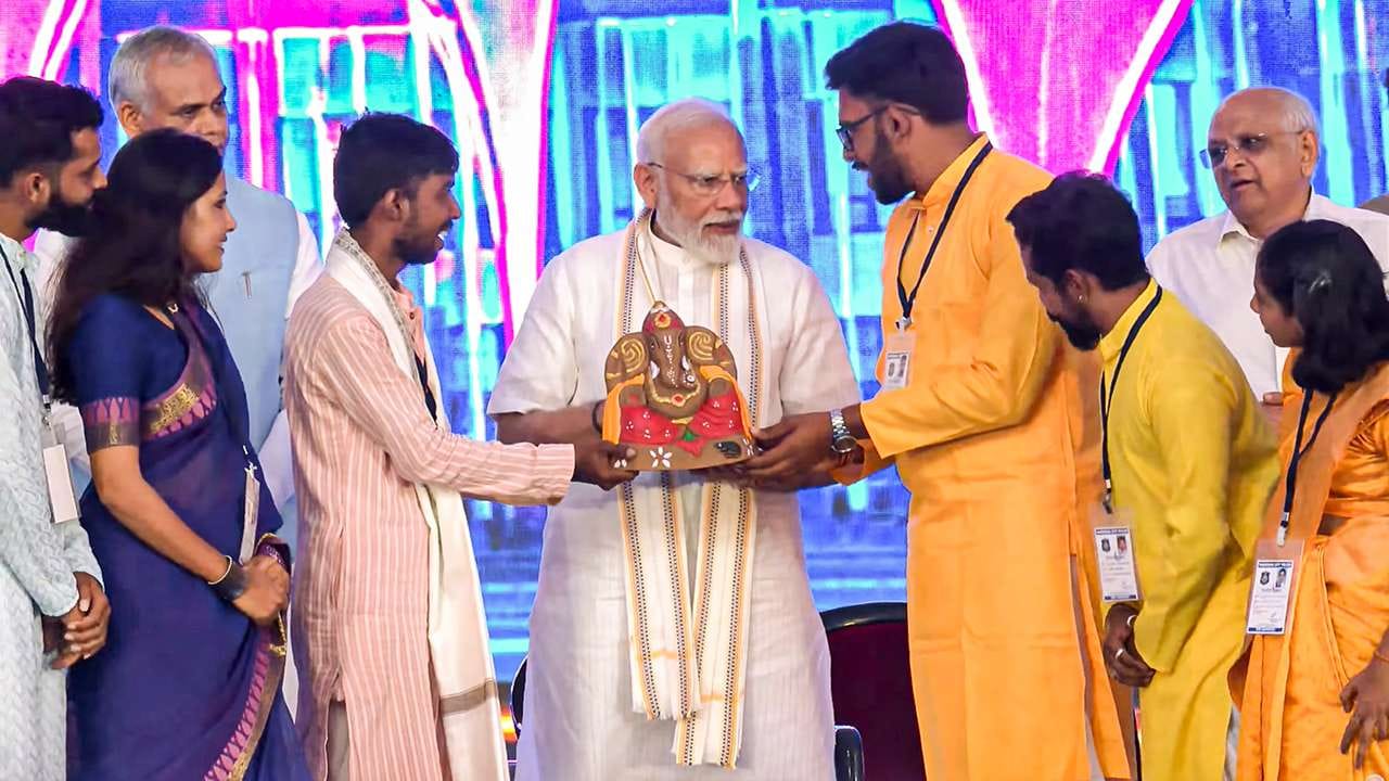 વડોદરા વાસીઓને વડોદરા કાયમ માટે સ્વચ્છ રાખવાની અપીલ કરતા કહ્યુ કે, આજે વડોદરા જેવુ સ્વચ્છ છે તેવુ જ ગણેશ ઉત્સવ, નવરાત્રી પર્વ અને દિવાળીમાં પણ રાખજો.