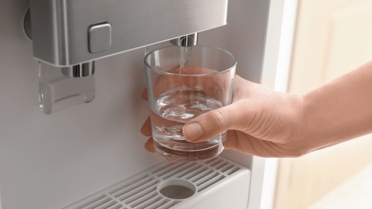 સામાન્ય રીતે લોકો RO અને વોટર પ્યુરીફાયર (Water Purifier) ને એક જ મશીન માનવાની ભૂલ કરતા હોય છે. પરંતુ શું તમે જાણો છો કે આ બંને વચ્ચે મોટો તફાવત છે? વોટર પ્યુરીફાયર એ એક વ્યાપક શબ્દ છે, જ્યારે RO એ પાણી શુદ્ધ કરવાની એક વિશિષ્ટ ટેકનોલોજી છે. તમારા ઘર માટે કયું મશીન શ્રેષ્ઠ છે તે નક્કી કરતા પહેલા આ બંને વચ્ચેનો તફાવત સમજવો જરૂરી છે.