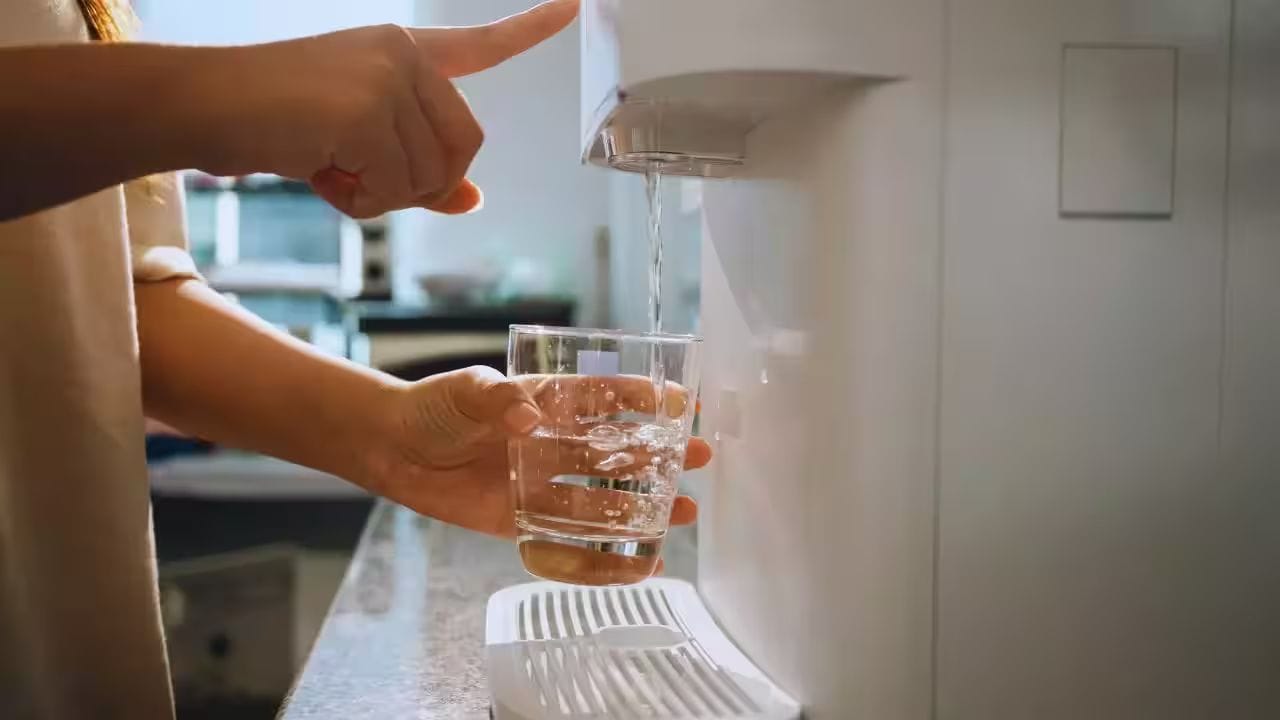 UF એટલે Ultrafiltration. તેમાં એક બારીક મેમ્બ્રેનનો ઉપયોગ કરીને પાણીમાંથી કેટલાક નાના કણો અને અશુદ્ધિઓને અલગ કરવામાં આવે છે. UF સિસ્ટમની ખાસ વાત એ છે કે કેટલાક મોડેલ વીજળી વગર પણ કામ કરી શકે છે. પરંતુ ROની જેમ UF પાણીમાં ઓગળેલા ક્ષાર અથવા TDSને મોટા પ્રમાણમાં ઘટાડતું નથી. એટલે RO અને UFનું કામ એકસરખું નથી.