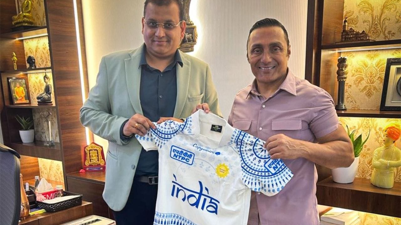 કોલેજ દરમિયાન તેઓ કોલેજની રગ્બી ટીમમાં રમ્યા હતા અને 'વેસ્ટર્ન ઈન્ડિયા ચેમ્પિયનશિપ'માં ભાગ લીધો હતો, જેમાં તેમણે બોક્સિંગમાં સિલ્વર મેડલ જીત્યો હતો.