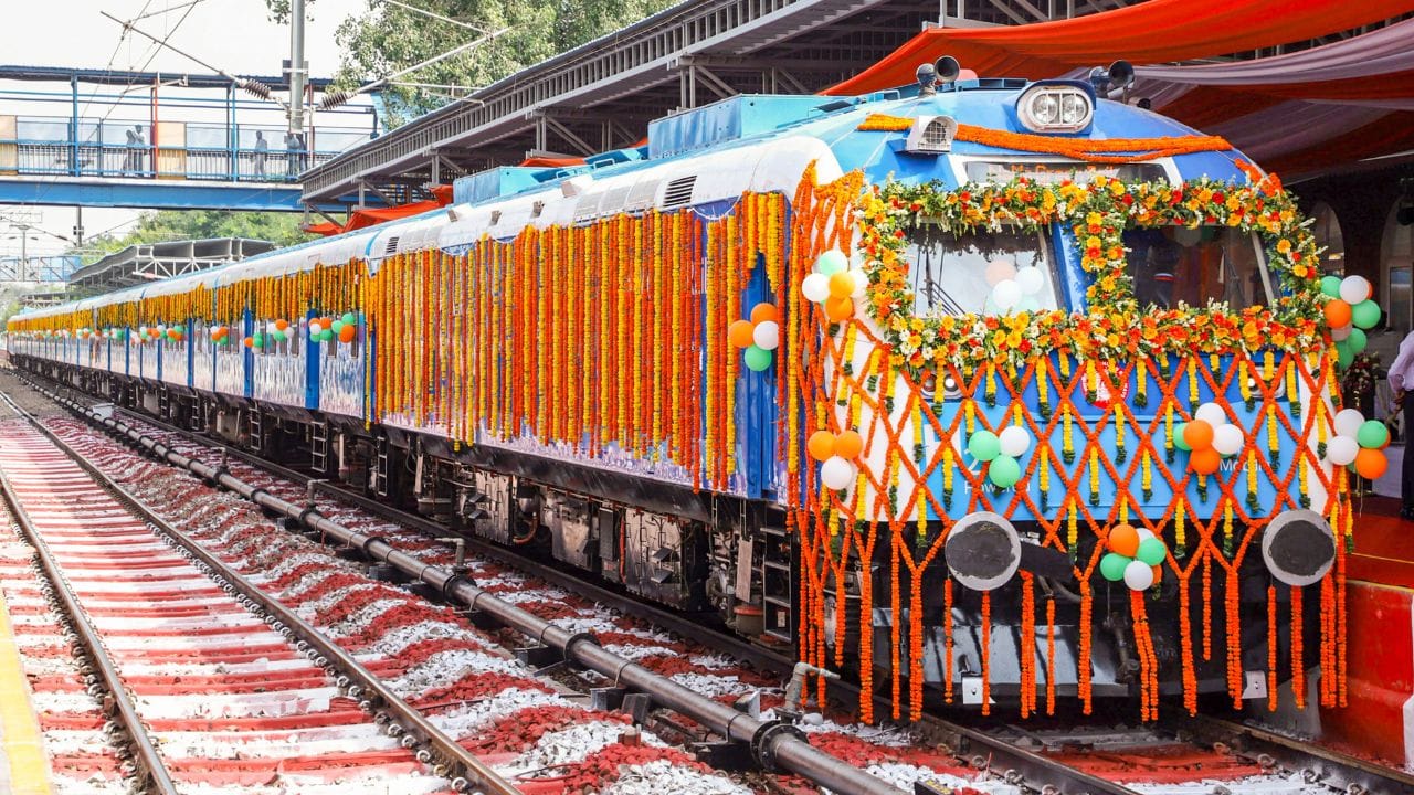 જો તમે પણ ઓક્ટોમ્બર મહિનામાં સેન્ટ્રલ રેલવેની ટ્રેનમાં મુસાફરી કરવાના છો. તો યાત્રા પહેલા તમારા ઓરિજનલ આઈડી પ્રુફ જરુર સાથે રાખી લો. જો તમે કંસેશન, રિઝર્વેશન કોટા, ઈ પાસ અથવા પીટીઓ દ્વારા મુસાફરી કરી રહ્યા છો. તો તેની સાથે જોડાયેલા નિયમો અને જરુરી પ્રકિયા પણ પુરી કરી લો.