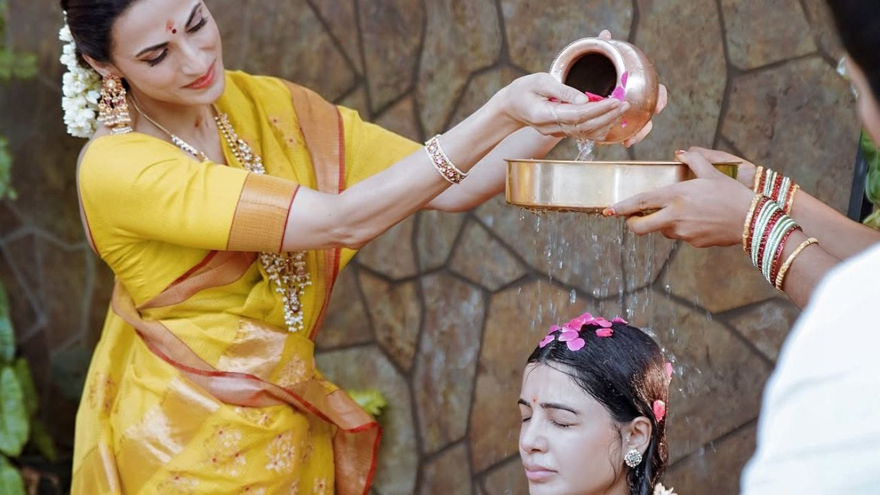 સામંથાએ પોતાના ઈન્સ્ટાગ્રામ પર આ વિધિના ફોટો અને વીડિયો શેર કર્યા છે. જેમાં દરેક વિધિ ખુબ જ ખાસ છે. ફોટોની સાથે તેમણે લખ્યું કે, હંમેશાથી પરંપરાઓનું ખુબ સન્માન કરું છું. બની શકે કે, આ દરેક વિધિનો અર્થ સંપૂર્ણ રીતે ન સમજાય પરંતુ તેમણે હંમેશા લાગે છે કે, મંત્રોના જાપથી ઉદ્ભવતી ઉર્જા અને પેઢીઓથી ચાલી આવતી આ પ્રથાઓ પાછળ ઉંડો અર્થ જરુર છે.