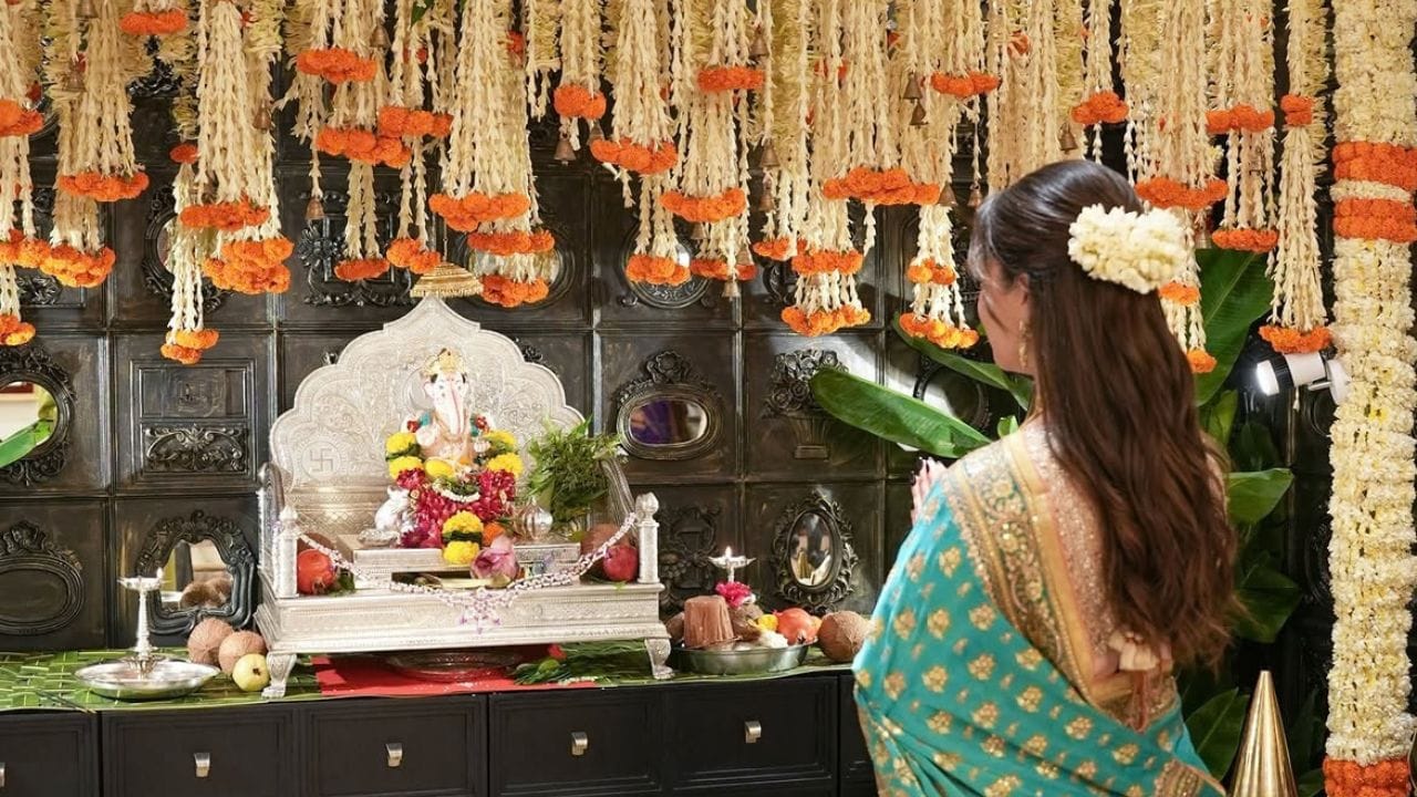 આ ખાસ પ્રસંગ માટે, સારાએ પીકોક કલરની સાડી પહેરી છે, જે બારીક ઝરીના કામ અને આકર્ષક ભરતકામથી સજ્જ હતી.