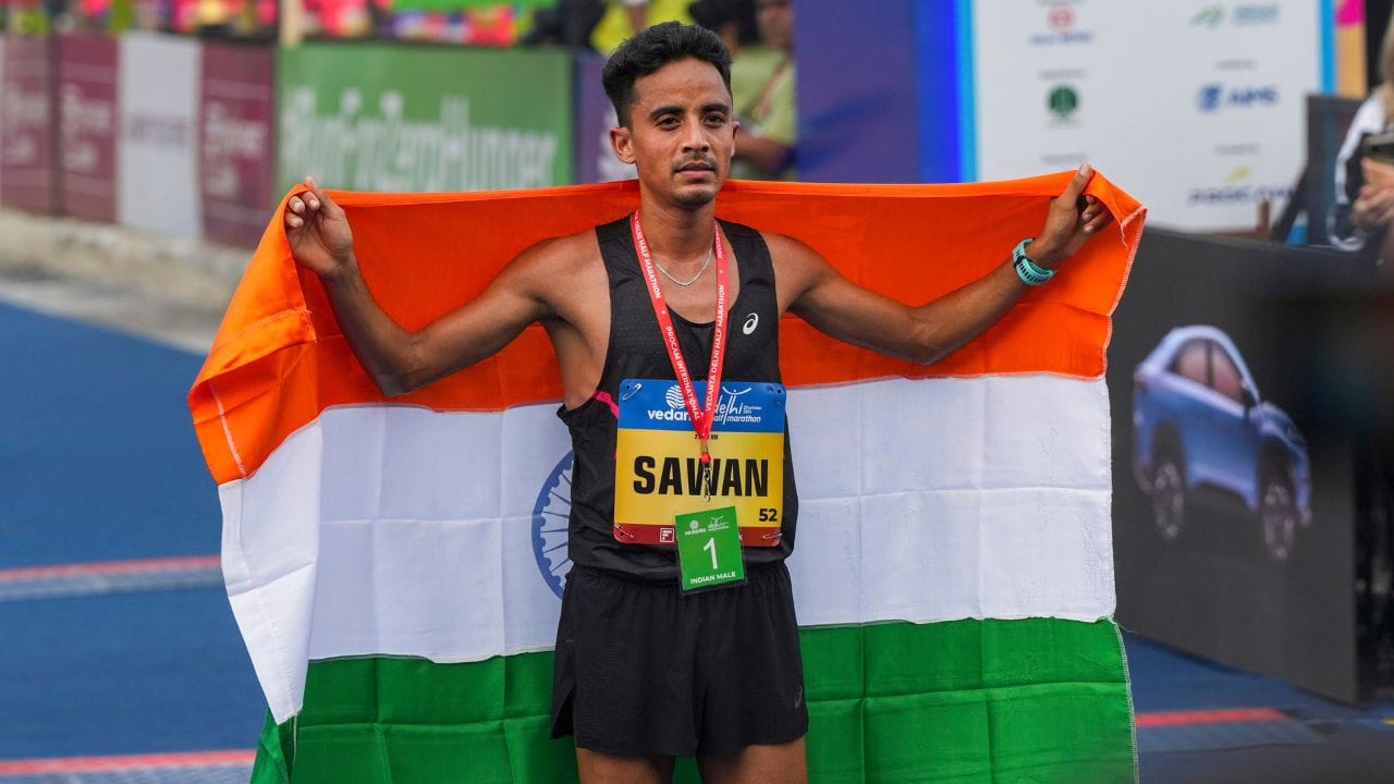 સાવન બરવાલે 42.195 કિલોમીટરની મેરેથોન દોડ 2 કલાક 11 મિનિટ અને 37 સેકન્ડમાં પૂરી કરી હતી. આ સાથે તેમણે પોતાનો જ નેશનલ રેકોર્ડ પણ સુધાર્યો છે. મેરેથોનમાં જાપાનના ઇચિતાકા યામાશિતાએ 2 કલાક 10 મિનિટ 49 સેકન્ડનો સમય નોંધાવી ગોલ્ડ મેડલ જીત્યો હતો. ચીનના પેયોઉ ફેંગે 2 કલાક 12 મિનિટ 13 સેકન્ડના સમય સાથે બ્રોન્ઝ મેડલ મેળવ્યો હતો. (Image Credit Source: PTI)