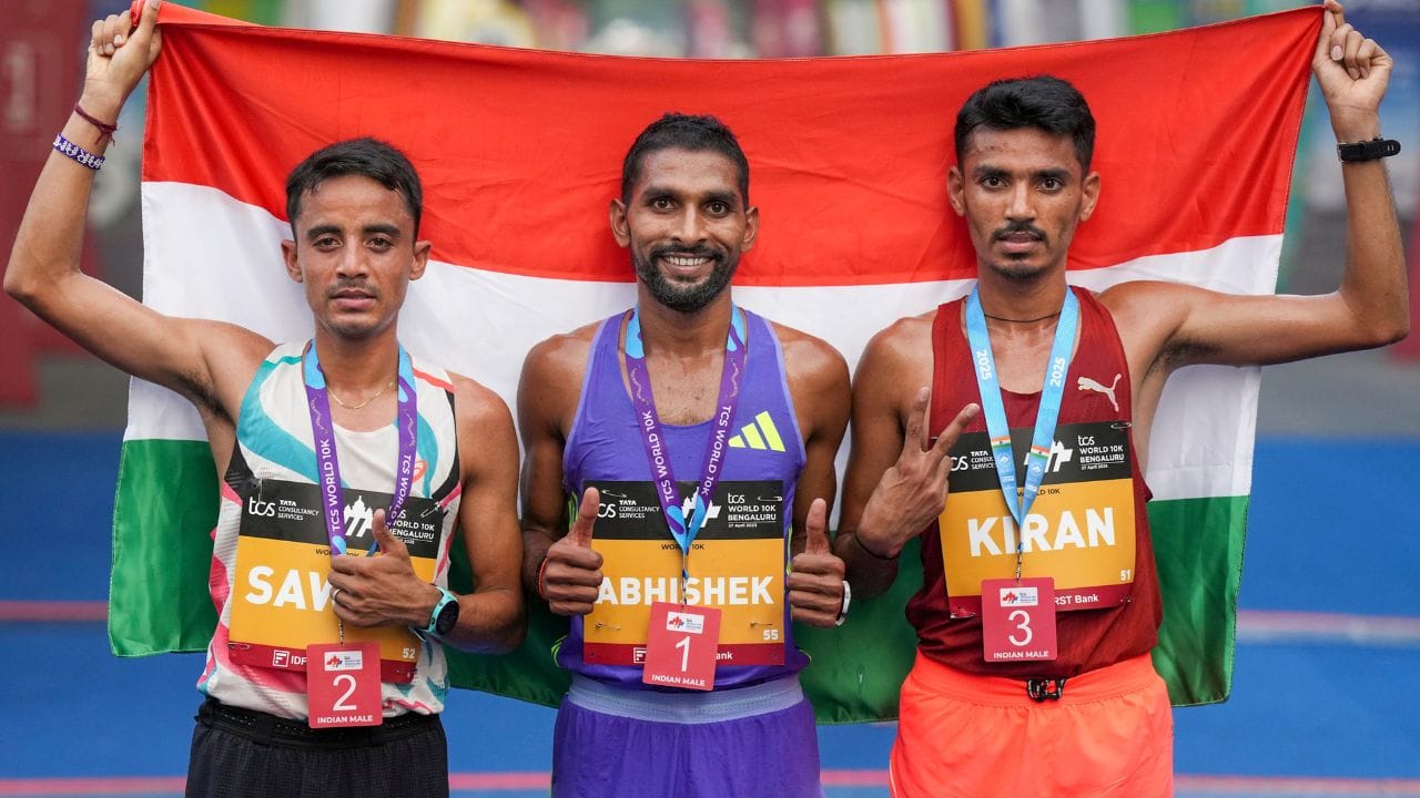 આ સિલ્વર મેડલ સાથે સાવન બરવાલે ભારતીય એથ્લેટિક્સમાં પોતાનું નામ નોંધાવ્યું છે. ભારતે છેલ્લે 1982ની દિલ્હી એશિયન ગેમ્સમાં મેરેથોનમાં મેડલ જીત્યો હતો. ત્યારબાદ ઘણા વર્ષો સુધી ભારતીય દોડવીરો મેરેથોનમાં પોડિયમ સુધી પહોંચી શક્યા નહોતા. હવે સાવન બરવાલે 44 વર્ષ બાદ ભારતને એશિયન ગેમ્સની મેરેથોનમાં મેડલ મળ્યો છે. (Image Credit Source: PTI)