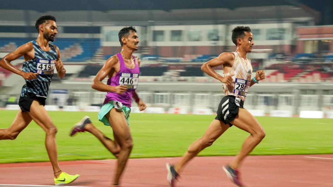 સાવન બરવાલ માટે આ એશિયન ગેમ્સ મેરેથોન ઘણી ખાસ રહી છે. રેસની શરૂઆતથી જ તેઓ આગળ રહેલા દોડવીરોના ગ્રુપમાં હતા. મેરેથોન જેવી લાંબી દોડમાં છેલ્લાં કેટલાક કિલોમીટર ખૂબ મુશ્કેલ હોય છે. આ દરમિયાન દોડવીરોના શરીરમાં થાક વધે છે અને ઝડપ જાળવી રાખવી મુશ્કેલ બને છે. તેમ છતાં સાવને પોતાની ગતિ જાળવી રાખી અને અંતે બીજા સ્થાને રેસ પૂરી કરી. (Image Credit Source: PTI)