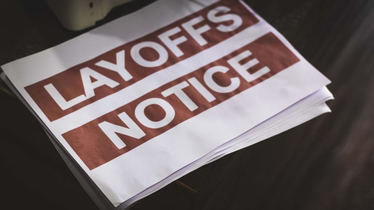 ITR માં Severance Pay કેવી રીતે દર્શાવવું? ટેક્સ એક્સપર્ટ્સના મતે, કંપની છોડ્યા બાદ સૌપ્રથમ ફુલ એન્ડ ફાઇનલ સેટલમેન્ટ (FNF) અને Form 16 મેળવવું જરૂરી છે: Form 16 માં તપાસો કે કંપનીએ સેવરન્સ પેને કઈ રીતે દર્શાવ્યો છે. જે ભાગ ટેક્સપાત્ર છે, તેને સામાન્ય રીતે ITR માં 'Income from Salary' હેઠળ દર્શાવવાનો રહે છે. જો કોઈ રકમ પર કાયદેસર ટેક્સ છૂટ મળવાપાત્ર હોય, તો તેને સંબંધિત કલમ હેઠળ અલગથી ક્લેમ કરી શકાય છે. કર્મચારીઓએ પોતાની રકમ અને કપાયેલા TDS નું Form 26AS, AIS (Annual Information Statement) અને PAN સાથે ચોક્કસ મિલાન કરી લેવું જોઈએ.