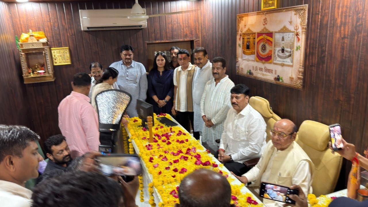 વર્ષ 2020ની ભારતીય રાજ્યસભાની ચૂંટણીના એક અઠવાડિયા પહેલા, જૂન 2020ની શરૂઆતમાં તેમને પ્રદેશ પ્રમુખના પદ પરથી હટાવી દેવામાં આવ્યા હતા. પદ પરથી હટાવવાને કારણે થયેલી નારાજગી અને રાજ્યસભાની ચૂંટણીમાં NCPના એકમાત્ર ધારાસભ્ય કાંધલ જાડેજા દ્વારા કરવામાં આવેલા 'ક્રોસ વોટિંગ'ને કારણભૂત ગણાવીને તેમણે 22 જૂન 2020ના રોજ NCPમાંથી રાજીનામું આપ્યું હતું.