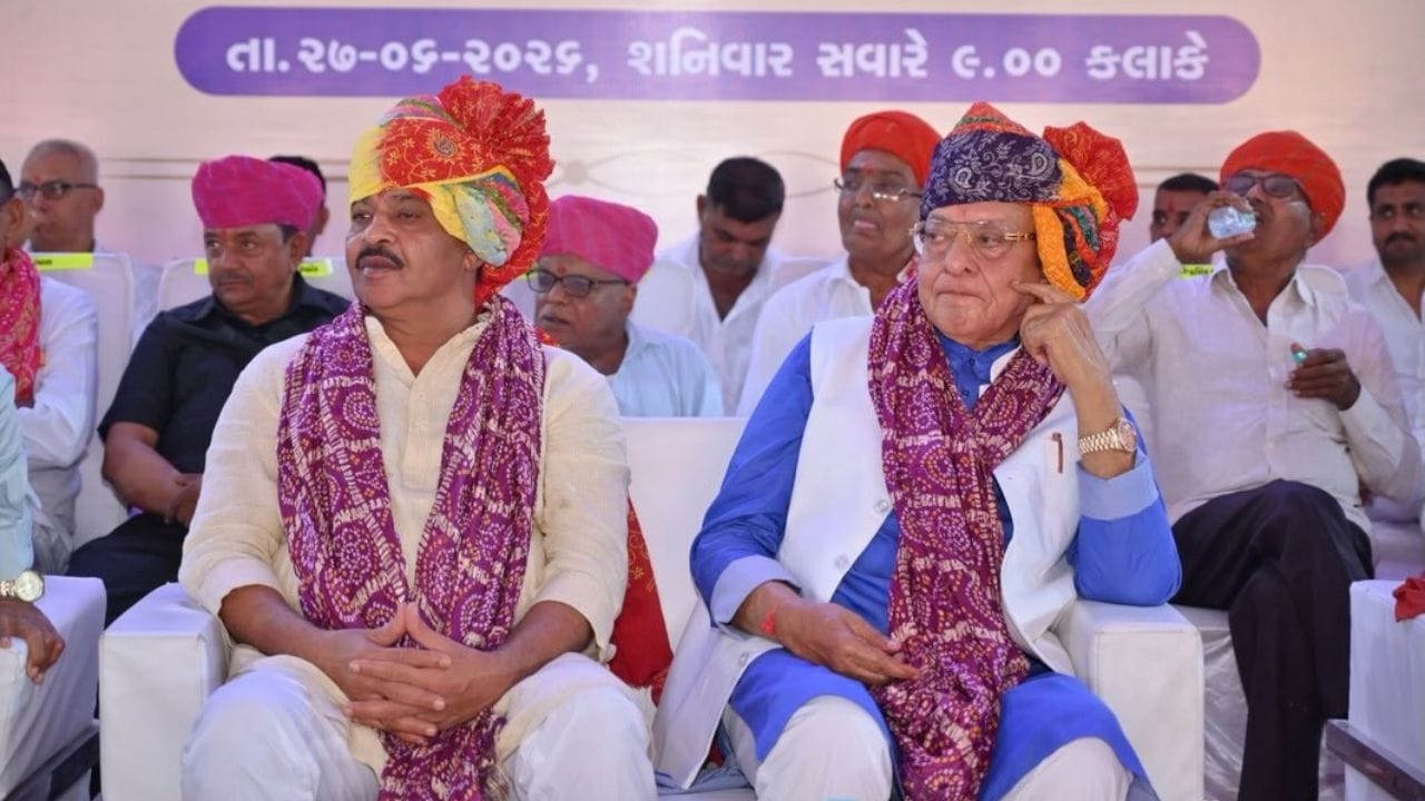 તેમણે ગુજરાત યુનિવર્સિટીમાંથી અર્થશાસ્ત્રમાં 'માસ્ટર ઓફ આર્ટ્સ' (M.A.)ની પદવી મેળવી હતી. શંકર સિંહ વાઘેલાએ 9 જૂન 1960ના રોજ ગુલાબ બા સાથે લગ્ન કર્યા હતા અને તેમને ત્રણ પુત્રો છે.તેમના પુત્ર મહેન્દ્રસિંહ 2012 થી 2017 દરમિયાન બાયડના ધારાસભ્ય (MLA) હતા.