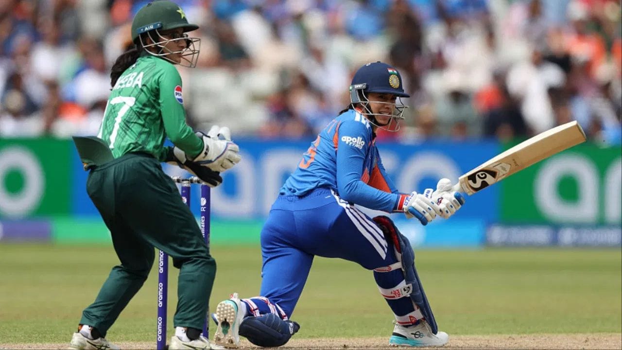 ભારત અને પાકિસ્તાન મહિલા T20 એશિયા કપ 2026 માં એકબીજા સામે ટકરાશે. આ મેચમાં, સ્મૃતિ મંધાના પાકિસ્તાન માટે એક મોટો ખતરો બની શકે છે, મંધાનાની નજર ડબલ ધમાલ મચાવવા પર છે. જો સ્મૃતિ પાછલી મેચની જેમ બીજી મોટી ઇનિંગ રમશે, તો પાકિસ્તાન મુશ્કેલીમાં મુકાઈ જશે.