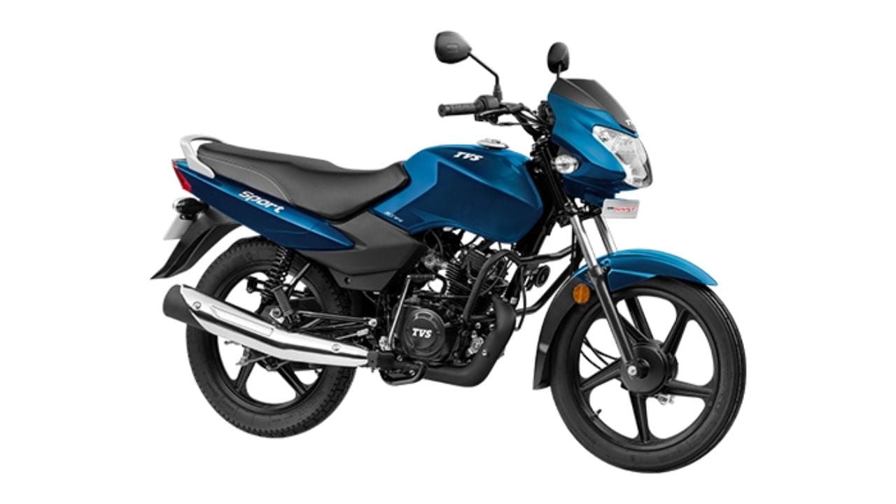 3. TVS Sport: 65 હજારની આસપાસ દમદાર 110cc બાઇક: જો તમે બજેટ કિંમતમાં થોડું વધારે પાવરફુલ એન્જિન ઇચ્છતા હોવ, તો ટીવીએસ સ્પોર્ટ ઉત્તમ વિકલ્પ છે. સપ્ટેમ્બર 2026 માં તેની શરૂઆતની એક્સ-શોરૂમ કિંમત આશરે ₹65,450 છે. એન્જિન અને માઇલેજ: તેમાં 109.7cc ડ્યુરાલાઇફ (DuraLife) એન્જિન આપવામાં આવ્યું છે, જે 8.19 PS નો પાવર આપે છે અને 4-સ્પીડ ગિયરબોક્સ સાથે જોડાયેલું છે. તેનું દાવો કરાયેલું માઇલેજ આશરે 70 kmpl જેટલું છે. ફીચર્સ: ટીવીએસ સ્પોર્ટમાં ETFi (ઇકો થ્રસ્ટ ફ્યુઅલ ઇન્જેક્શન) ટેકનોલોજી આપવામાં આવી છે, જે સ્મૂથ ડ્રાઇવિંગ અને ઉત્તમ માઇલેજ પૂરું પાડે છે. આ સિવાય લાંબી આરામદાયક સીટ, ટ્યુબલેસ ટાયર્સ અને પ્રીમિયમ કમ્યુટર ડિઝાઇન મળે છે.