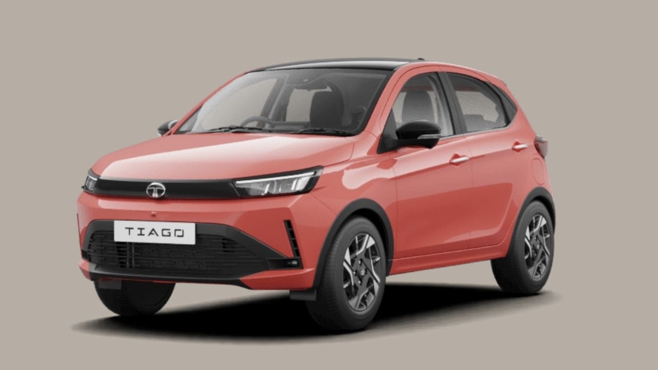 4. ટાટા ટિયાગો (Tata Tiago) : જો તમારું બજેટ થોડું વધારે હોય અને પ્રાથમિકતા મજબૂતી તેમજ સુરક્ષા હોય, તો ટાટા ટિયાગો સેગમેન્ટની સૌથી મજબૂત કાર છે. શરૂઆતી કિંમત: આશરે ₹5.65 લાખ (એક્સ-શોરૂમ). અંદાજિત EMI: ડાઉન પેમેન્ટના આધારે તેનો માસિક હપ્તો આશરે ₹8,500 થી ₹9,500 ની રેન્જમાં બને છે. ખાસિયત: ગ્લોબલ NCAP ક્રેશ ટેસ્ટમાં તેને 4-સ્ટાર સેફ્ટી રેટિંગ મળેલું છે. આ કારની મજબૂત બોડી, પ્રીમિયમ કેબિન ફિનિશિંગ અને શ્રેષ્ઠ રાઇડ ક્વોલિટી પરિવારને સુરક્ષાની સાથે લાંબા ગાળાનો ભરોસો પૂરો પાડે છે.(Image From: TaTa)