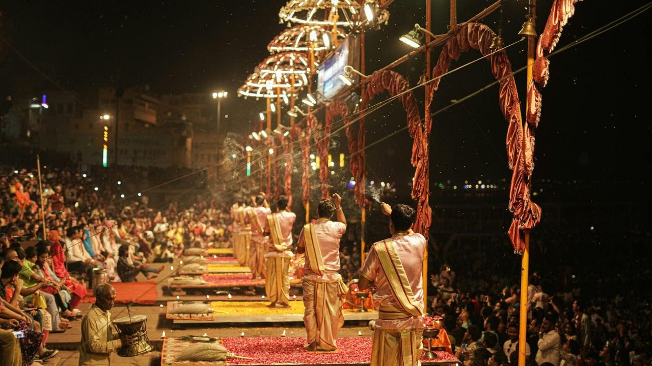 હરિદ્વાર હિન્દુ ધર્મના સાત પવિત્ર નગરોમાંનું એક છે. તેનું મુખ્ય આકર્ષણ હર કી પૌડી છે, જ્યાં હજારો ભક્તો દરરોજ સાંજની ગંગા આરતી જોવા માટે આવે છે. નદીમાં તરતા ચમકતા દીવાઓ જોવું એ એક એવો અનુભવ છે જે અહીની મુલાકાત બાદ પણ લોકો યાદ રાખે છે.