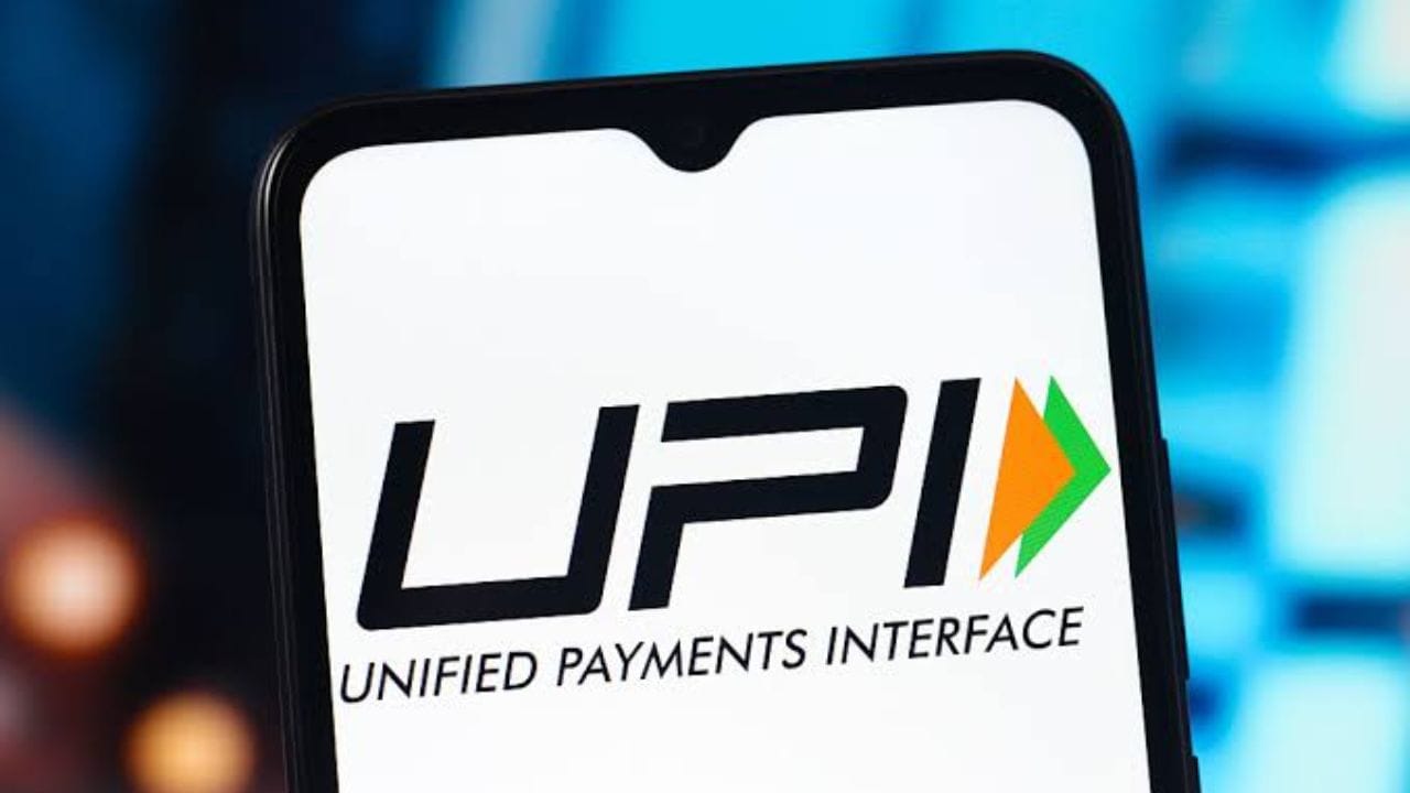 NPCIના માળખા મુજબ, UPI દ્વારા પેટ્રોલ સ્ટેશન પર કરવામાં આવતી ₹2,000થી વધુની ઇંધણ ખરીદી માટે ₹5નો ફ્લેટ ડિસ્કાઉન્ટેડ MDR લાગુ થશે. આ વ્યવસ્થા ખાસ કરીને ફ્યુઅલ આઉટલેટ્સને ધ્યાનમાં રાખીને કરવામાં આવી છે. બીજી તરફ, ₹2,000 સુધીની ઇંધણ ચુકવણી પર MDR શૂન્ય રહેશે. એટલે કે, આ મર્યાદા સુધીની UPI ચુકવણી માટે વેપારી પક્ષે MDR ચૂકવવાનો રહેશે નહીં. ઉદાહરણ તરીકે, જો તમે પેટ્રોલ પંપ પર ₹1,500નું ઇંધણ ભરાવો છો અને UPIથી ચુકવણી કરો છો, તો આ વ્યવહાર પર MDR લાગુ નહીં થાય. જો ઇંધણનું બિલ ₹2,500 થાય છે, તો ફ્યુઅલ સ્ટેશન માટે લાગુ પડતો MDR ₹5નો ફ્લેટ રેટ હશે. આ ₹5 ગ્રાહકના બિલમાં અલગથી ઉમેરવાનો ચાર્જ નથી.