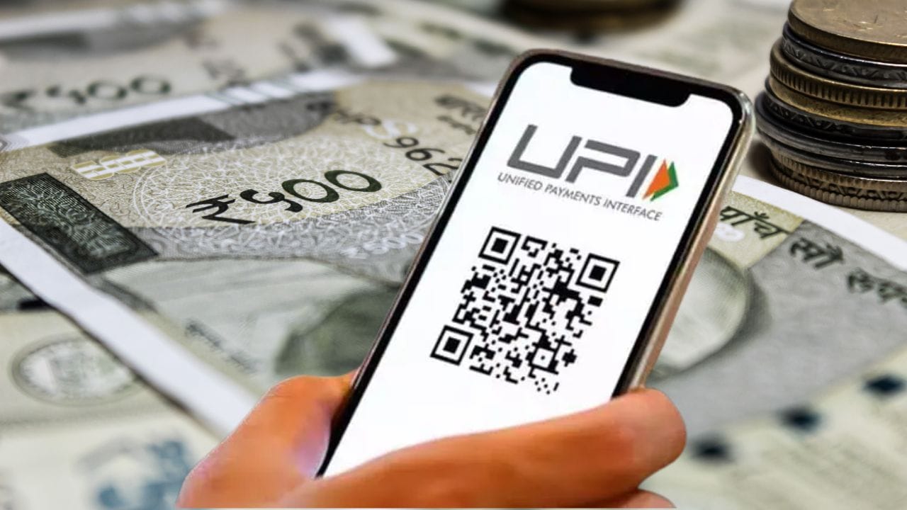નવા MDR નિયમોને કારણે તમામ UPI પેમેન્ટ મોંઘા થઈ જશે તેવી વાત સાચી નથી. નાણા મંત્રાલયે સ્પષ્ટતા કરી છે કે વ્યક્તિથી વ્યક્તિ એટલે કે P2P UPI વ્યવહારો પર આ ફેરફાર લાગુ થતો નથી. રકમ ગમે તેટલી હોય, P2P UPI ટ્રાન્સફર માટે ચાર્જ નહીં લાગે. આ ઉપરાંત, ₹2,000 સુધીના ઘણા વેપારી UPI વ્યવહારો પણ શૂન્ય MDR વ્યવસ્થા હેઠળ રહેશે. નાણા મંત્રાલયના જણાવ્યા અનુસાર, લગભગ 96 ટકા વ્યક્તિથી વેપારી એટલે કે P2M UPI વ્યવહારો આ ફેરફારથી અપ્રભાવિત રહેશે.