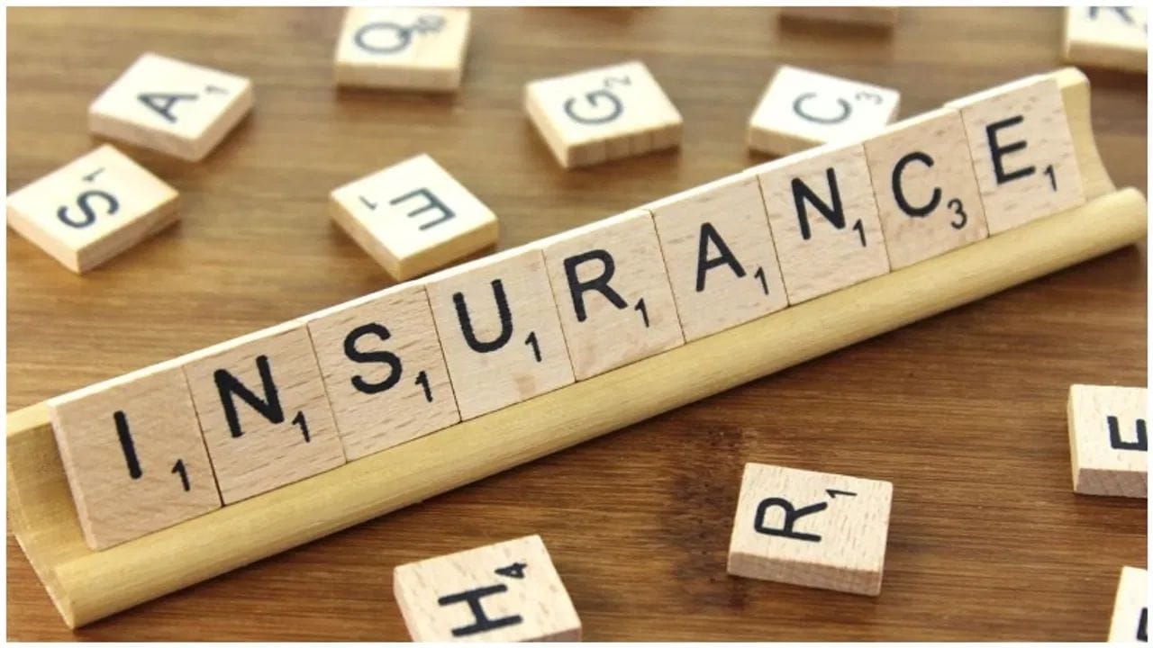 Insurance Premium ને નવા UPI MDR ફ્રેમવર્કમાં અલગ કેટેગરીમાં રાખવામાં આવ્યું છે. ₹2,000 થી વધુના એલિજિબલ ઇન્શ્યોરન્સ પેમેન્ટ્સ પર 0.4% MDR ના બદલે ₹5 નો ફ્લેટ (Flat) MDR લાગુ થશે. તેથી, જો તમે ₹50,000 નું Insurance Premium UPI થી ભરો છો, તો તેનો અર્થ એ નથી કે ₹200 નો MDR સીધો તમારા ખાતામાંથી કાપી લેવામાં આવશે.