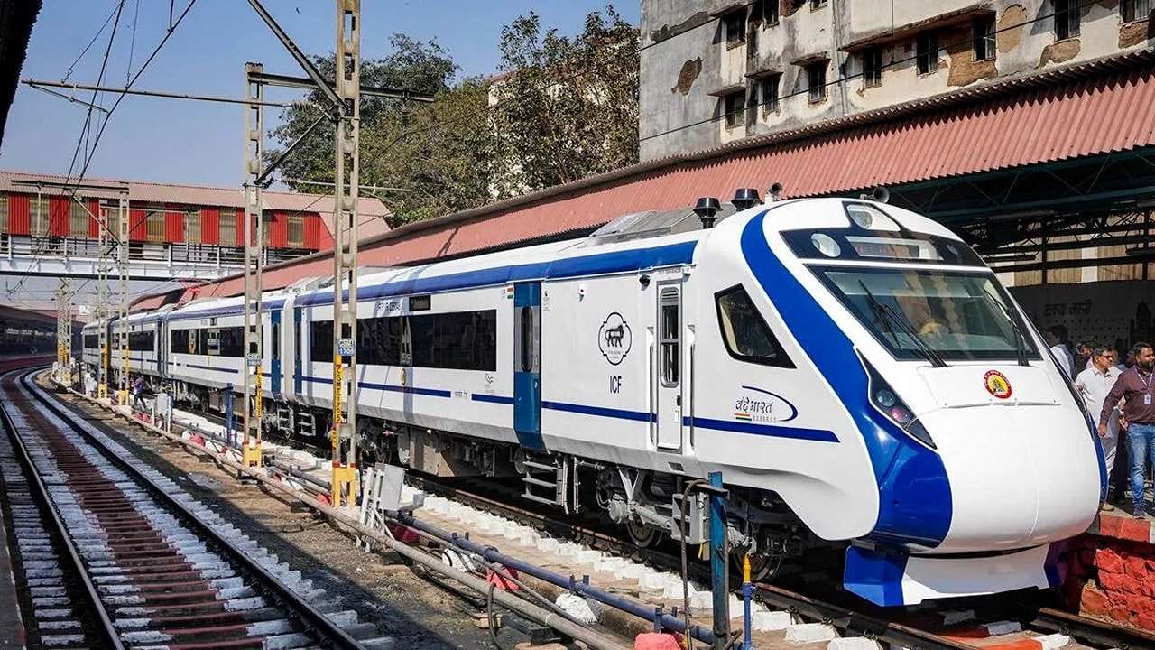 વંદે ભારત એક્સપ્રેસ સુરત અને ઉદયપુર વચ્ચે લગભગ 530 કિલોમીટરનું અંતર કાપશે. રેલવેના જણાવ્યા અનુસાર, આ મુસાફરી લગભગ 7 કલાક અને 30 મિનિટમાં પૂર્ણ થશે. સુરત અને ઉદયપુર વચ્ચેની કનેક્ટિવિટીમાં સુધારો થશે