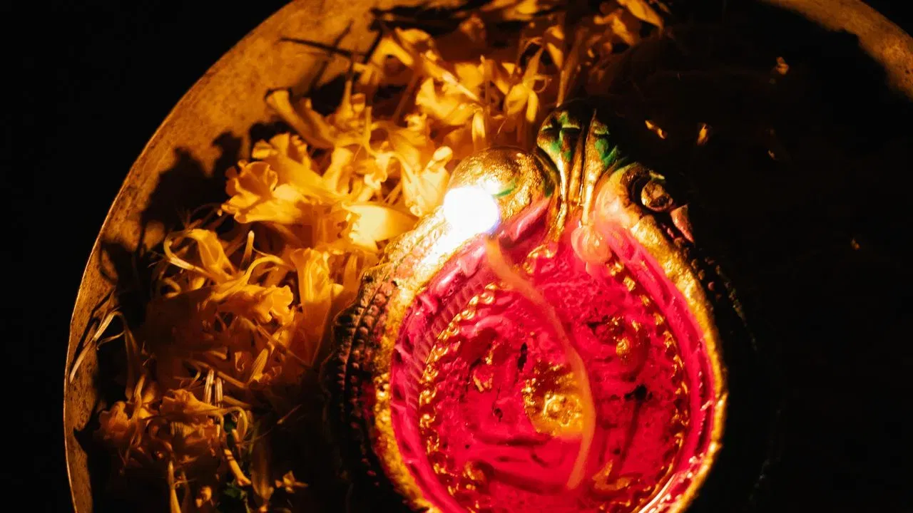 સીડીની નીચે દીવો ન પ્રગટાવો : વાસ્તુના નિયમો કહે છે કે સીડીની બરાબર નીચે ક્યારેય દીવો ન પ્રગટાવવો જોઈએ; ત્યાં દીવો મૂકવો અયોગ્ય માનવામાં આવે છે. આ વિસ્તારને હંમેશા સ્વચ્છ અને વ્યવસ્થિત રાખવાનો પ્રયાસ કરવો જોઈએ.