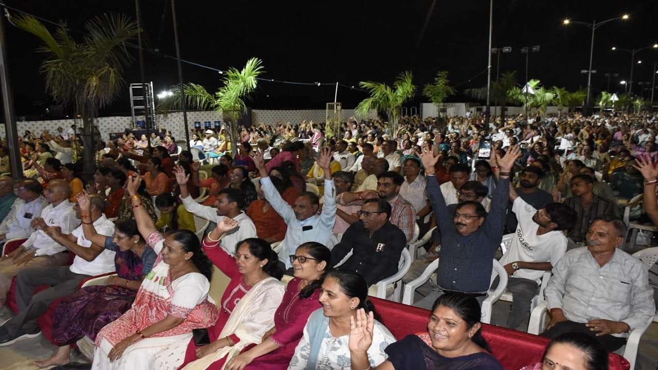 આ સમારોહમાં ભારતના નકશા પર અદ્ભુત દીપોત્સવ પ્રજ્વલિત કરાયેલ તેમજ 76+76 દીકરીઓના સ્વમુખે 'પૂર્ણ વંદે માતરમ્' ગાન ગાવામાં આવ્યું હતું.