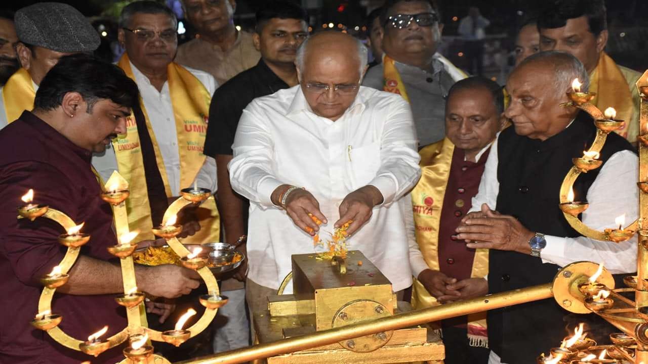 વિશ્વ ઉમિયા ફાઉન્ડેશનના ઉપ પ્રમુખ ડી.એન. ગોલે આશીર્વાદનો દીવો નામના વિશેષ કાર્યક્રમની રૂપરેખા આપી હતી. આ કાર્યક્રમમાં અમદાવાદના મેયર હિતેશ બારોટ, સાંસદ હસમુખ પટેલ, ધારાસભ્ય સર્વ જીતુભાઈ, ડો. હર્ષદ પટેલ, કોપોરેટરો, દાતાઓ, વિશ્વ ઉમિયા ફાઉન્ડેશનના હોદ્દેદારો અને સમગ્ર ટીમ સહિત મોટી સંખ્યામાં ઉપસ્થિત રહ્યાં હતા.