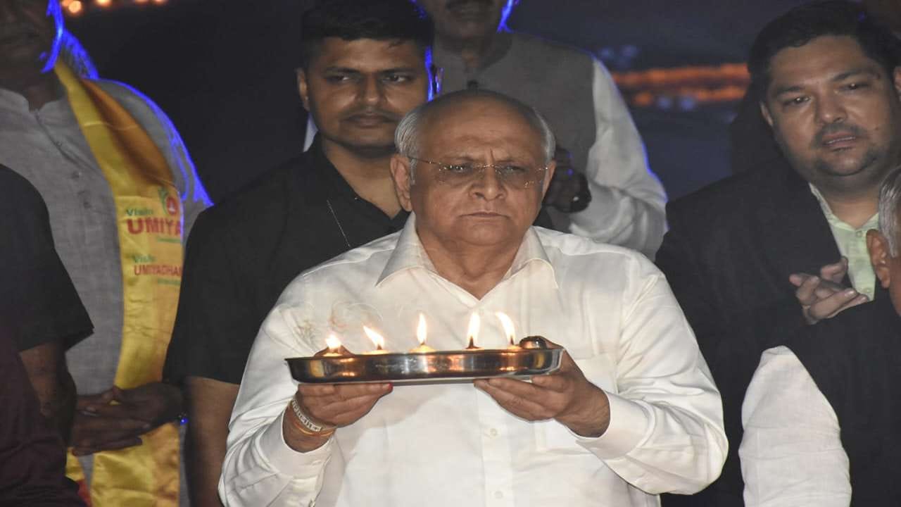 અમદાવાદ શહેરમાંથી ભાઈ -બહેનોએ ઉપસ્થિત રહી વડાપ્રધાનના જન્મ દિવસ નિમિત્તે આશીર્વાદનો દીવો પ્રગટાવ્યો હતો.
