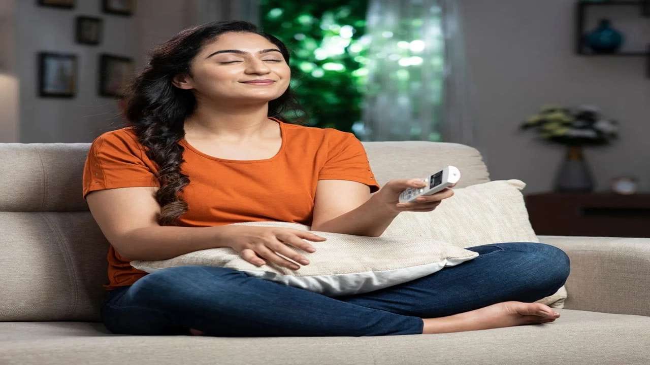 World Lung Day : દર વર્ષે 25 સપ્ટેમ્બરનો દિવસ વિશ્વ ફેફસાં દિવસ તરીકે ઉજવવામાં આવે છે. આ દિવસનો ઉદ્દેશ્ય ફેફસાંના સ્વાસ્થ્ય વિશે લોકોમાં વિશેષ જાગૃતિ લાવવાનો છે. પ્રદૂષણ અને ખરાબ આહાર પદ્ધતિઓને કારણે ફેફસાંનું સ્વાસ્થ્ય બગડવાના કિસ્સાઓ હાલમાં ચિંતાજનક સ્તરે વધી રહ્યા છે. આના માટે એર-કન્ડિશનિંગનો સતત ઉપયોગ કરતા હોવાનું એક કારણ છે.
