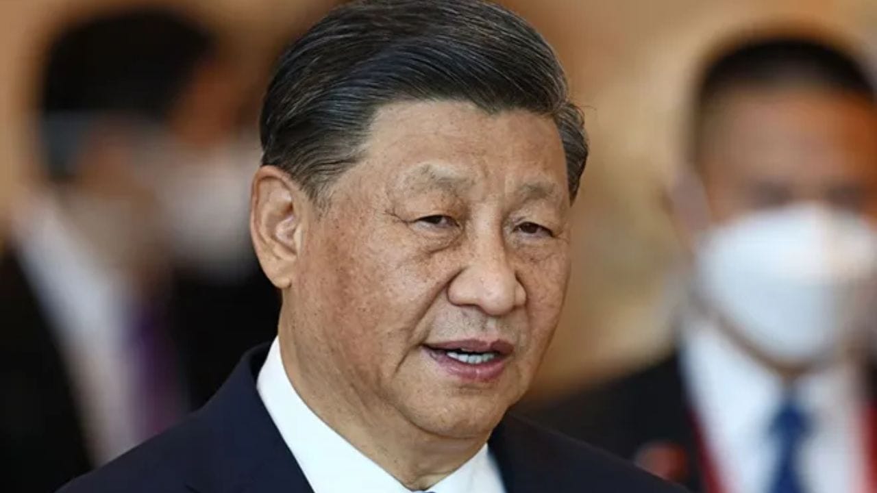Xi Jinping ચીનના સૌથી શક્તિશાળી નેતા છે. જોકે, તેમની વ્યક્તિગત સંપત્તિ અંગે કોઈ સત્તાવાર અને સંપૂર્ણ માહિતી જાહેર કરવામાં આવી નથી. વિવિધ આંતરરાષ્ટ્રીય અહેવાલો અને અંદાજોમાં તેમના પરિવારની સંપત્તિ અંગે અલગ-અલગ આંકડા સામે આવ્યા છે.
