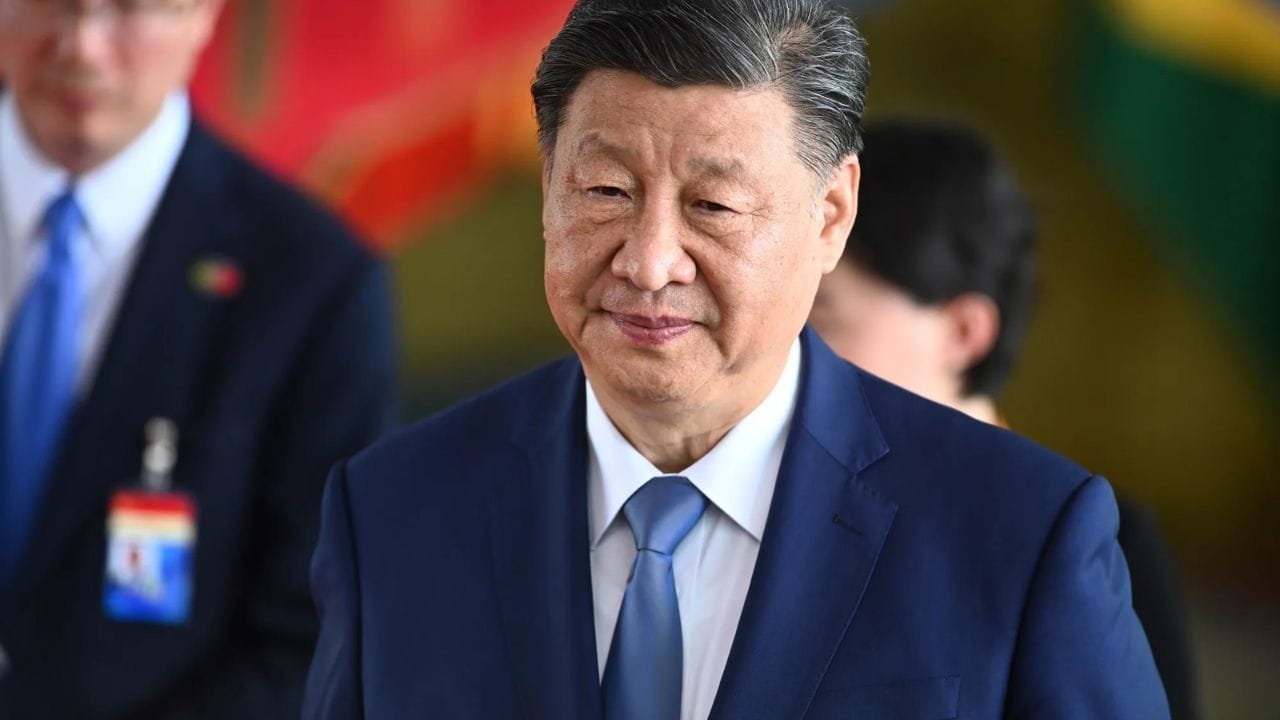 Xi Jinpingના સત્તાવાર પગાર ઉપરાંત તેમના પદ સાથે જોડાયેલા અનેક ખર્ચ ચીની સરકાર દ્વારા ઉઠાવવામાં આવે છે. તેમાં સત્તાવાર રહેઠાણ, સુરક્ષા, મુસાફરી અને અન્ય સરકારી કામગીરી સાથે જોડાયેલા ખર્ચનો સમાવેશ થાય છે. આ કારણે માત્ર સત્તાવાર પગારને આધારે Xi Jinpingની જીવનશૈલી અથવા તેમની વાસ્તવિક આર્થિક સ્થિતિનું મૂલ્યાંકન કરવું યોગ્ય નથી. તેમની સંપત્તિ અંગેના આંકડા મુખ્યત્વે વિવિધ આંતરરાષ્ટ્રીય અહેવાલો અને અંદાજો પર આધારિત છે, જ્યારે તેમની ચોક્કસ વ્યક્તિગત સંપત્તિ અંગે કોઈ સત્તાવાર જાહેર આંકડો ઉપલબ્ધ નથી.