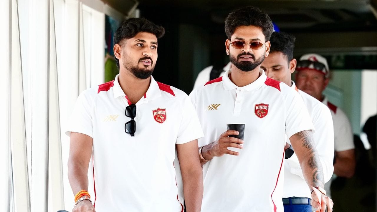 21 ફેબ્રુઆરી 2019 ના રોજ 2018-19 સૈયદ મુશ્તાક અલી ટ્રોફીમાં વિદર્ભ માટે ટ્વેન્ટી20 ડેબ્યૂ કર્યું. તો 8 ડિસેમ્બર 2021 ના રોજ, 2021-22 વિજય હજારે ટ્રોફીના શરૂઆતના દિવસે, ઠાકુરે લિસ્ટ A ક્રિકેટમાં તેની પ્રથમ પાંચ વિકેટ લીધી હતી.