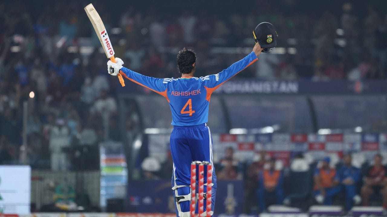 અભિષેક શર્મા એકમાત્ર ભારતીય બેટ્સમેન છે જેણે T20 ક્રિકેટમાં બે વાર આખી વિરોધી ટીમ કરતા વધુ રન બનાવ્યા છે. 