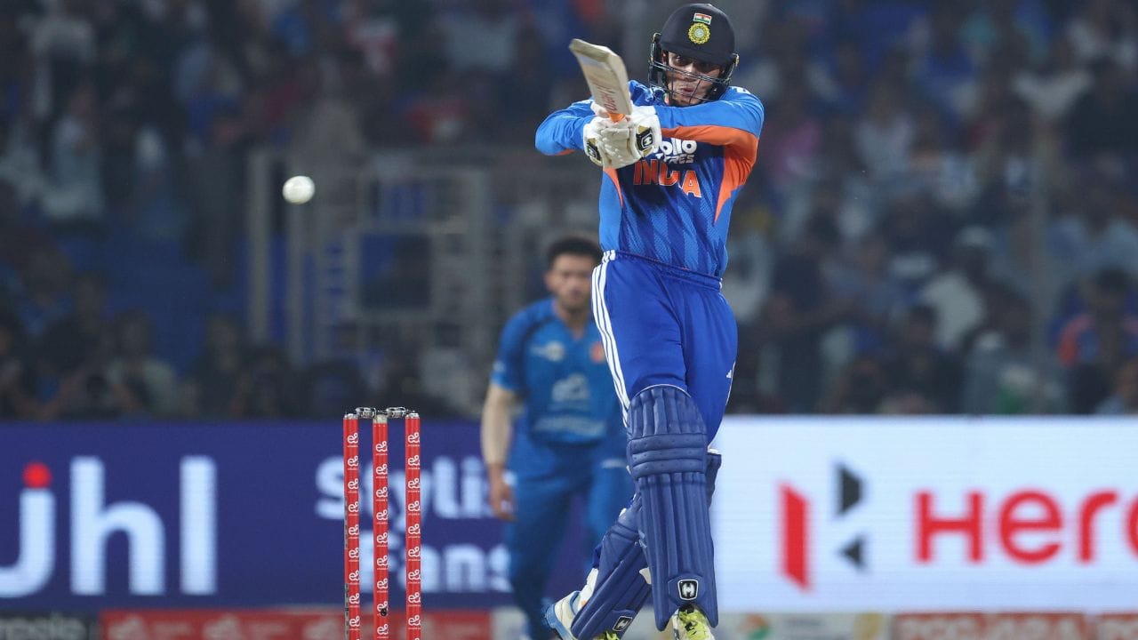 ત્રીજી T20I માં ક્રીઝ પર પગ મૂકતાની સાથે જ અભિષેક શર્માએ છગ્ગા અને ચોગ્ગાનો વરસાદ કર્યો. 