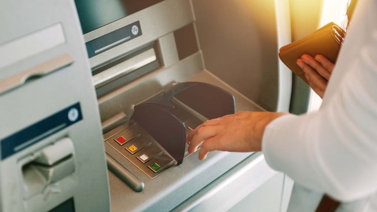 ATM દ્વારા પણ તમારો મોબાઇલ નંબર બદલી શકો છો : કેટલીક બેંકો તમને ATM નો ઉપયોગ કરીને તમારો રજિસ્ટર્ડ મોબાઇલ નંબર બદલવાની મંજૂરી આપે છે. જો તમારી બેંક આ સુવિધા પ્રદાન કરે છે, તો તમે પ્રક્રિયા પૂર્ણ કરવા માટે ATM ની મુલાકાત લઈ શકો છો. તમારું ડેબિટ કાર્ડ દાખલ કરો અને તમારો PIN દાખલ કરો. પછી, 'નોંધણી', 'મોબાઇલ નંબર અપડેટ' અથવા 'સંપર્ક વિગતો અપડેટ કરો' જેવા વિકલ્પો પર નેવિગેટ કરો. તમારા જૂના અને નવા મોબાઇલ નંબર દાખલ કર્યા પછી, તમારે બેંકની સૂચનાઓ અનુસાર ચકાસણી પૂર્ણ કરવાની જરૂર પડશે.