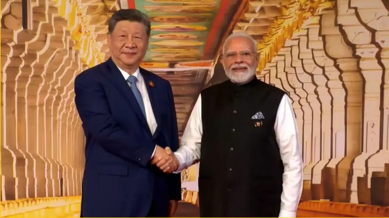 18મી બ્રિક્સ (BRICS) સમિટ માટે ચીનના રાષ્ટ્રપતિ શી જિનપિંગની ભારત મુલાકાતે ભારત-ચીન વચ્ચેના જટિલ સંબંધોને ફરી એકવાર ચર્ચાના કેન્દ્રમાં મૂક્યા છે. બંને દેશો વચ્ચેના આર્થિક સંબંધોના સૌથી સ્પષ્ટ સૂચક તરીકે વેપાર ઉભરી આવ્યો છે. સાત વર્ષમાં પ્રથમ વખત ભારતની મુલાકાતે આવેલા શી, 12 અને 13 સપ્ટેમ્બરે 'ભારત મંડપમ' ખાતે યોજાનારી સમિટ દરમિયાન વડાપ્રધાન નરેન્દ્ર મોદીને મળવાના છે. ત્યારે બન્ને દેશો કરન્સીમાં કોની કરન્સી મજબૂત છે ચાલો જાણીએ.