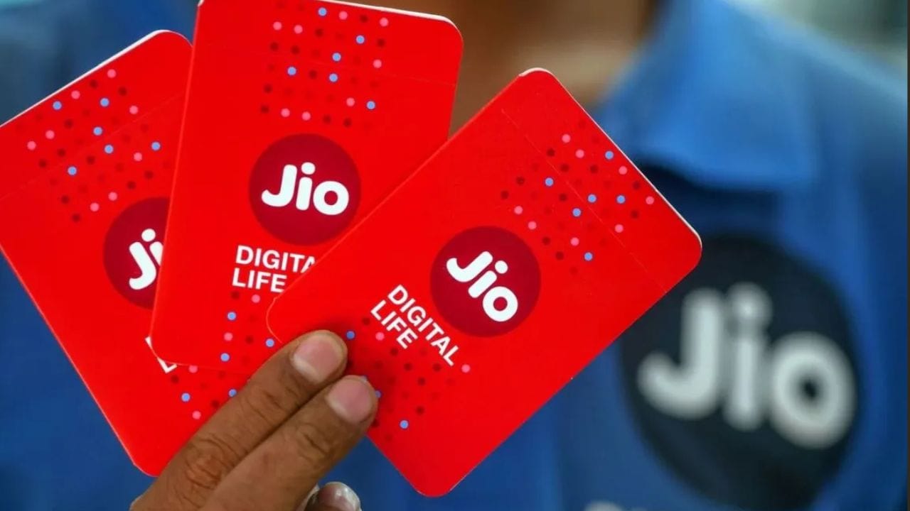 આ પ્લાનના અન્ય લાભોમાં Jio Hotstar Mobileનું સબ્સ્ક્રિપ્શન, હોલીવુડ મૂવીઝની સુવિધા અને 50GB ક્લાઉડ સ્ટોરેજનો સમાવેશ થાય છે. વપરાશકર્તાઓને Google AI Proનું 18 મહિનાનું સબ્સ્ક્રિપ્શન મળશે, જેની કિંમત અંદાજે ₹35,100 છે. તે AI-જનરેટેડ કન્ટેન્ટ માટે 5TB ફ્રી સ્ટોરેજ પણ પ્રદાન કરે છે.
