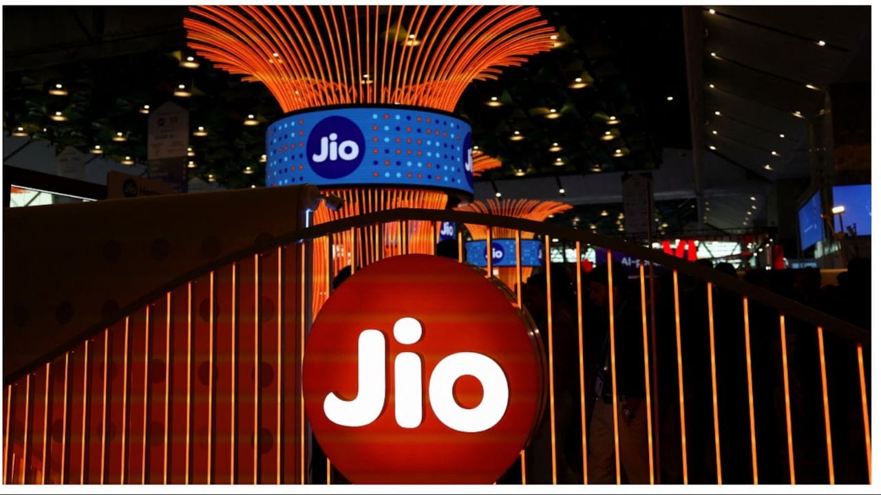 આ ઉપરાંત, પાત્ર વપરાશકર્તાઓને અનલિમિટેડ 5G ડેટા મળે છે; આનો લાભ લેવા માટે, વપરાશકર્તા પાસે 5G-સક્ષમ ઉપકરણ અને Jio 5G નેટવર્કની સુલભતા હોવી જરૂરી છે.