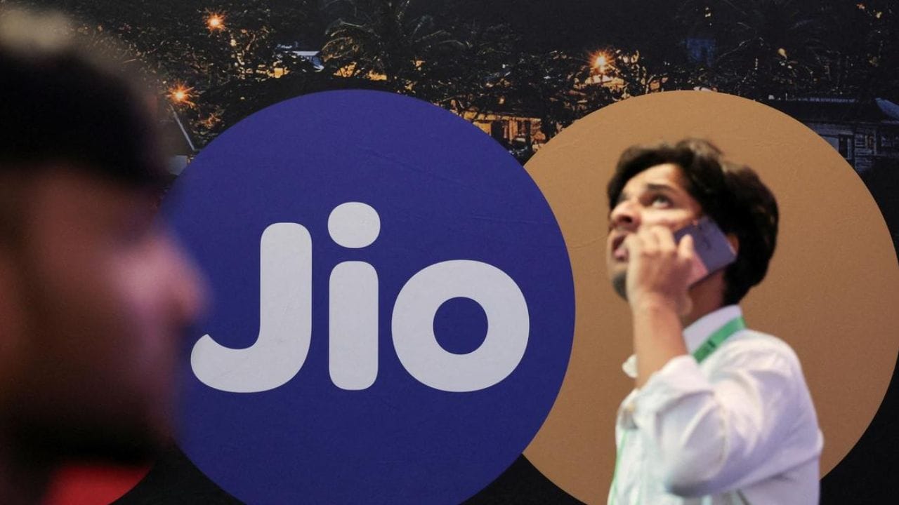 ₹198ના આ Reliance Jio પ્લાન સાથે અનલિમિટેડ 5G ડેટાનો લાભ મેળવવા માટે, વપરાશકર્તા પાસે 5G-સક્ષમ (5G-enabled) સ્માર્ટફોન હોવો જરૂરી છે. આ ઉપરાંત, વપરાશકર્તા એવા વિસ્તારમાં હોવા જોઈએ જ્યાં Jioનું True 5G નેટવર્ક કવરેજ સંપૂર્ણપણે ઉપલબ્ધ હોય. જો તમારા વિસ્તારમાં 5G સિગ્નલ નબળું હોય અથવા તમે 4G ફોનનો ઉપયોગ કરી રહ્યા હોવ, તો ડેટા વપરાશ 2GBની 4G મર્યાદામાંથી ગણવામાં આવશે.