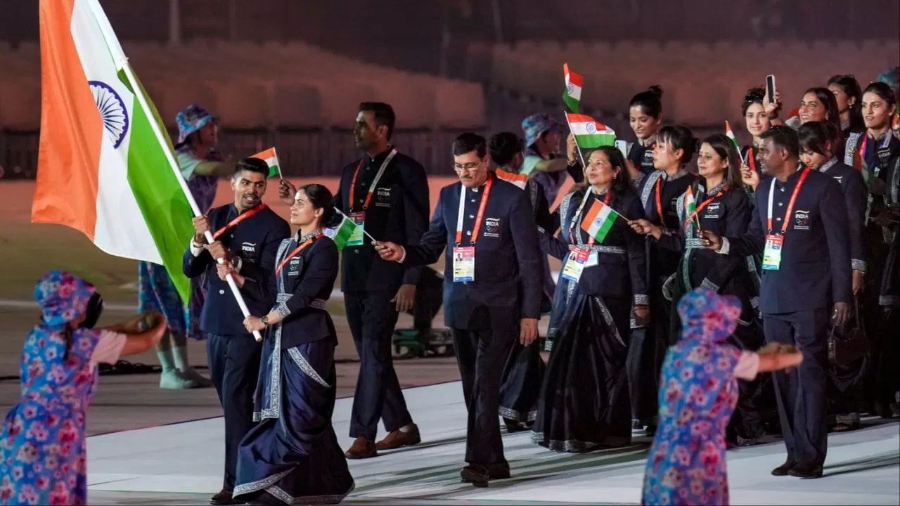 મનુ ભાકરના ઉદ્ઘાટન સમારોહના કિટ અંગે એક અહેવાલ સામે આવ્યો છે. અહેવાલ મુજબ, તેની કિટ તેને ફિટ નહોતી, જેના કારણે તેણીને પોતાનું જેકેટ અને જૂતા બીજા કોઈ પાસેથી ઉધાર લેવા પડ્યા હતા.