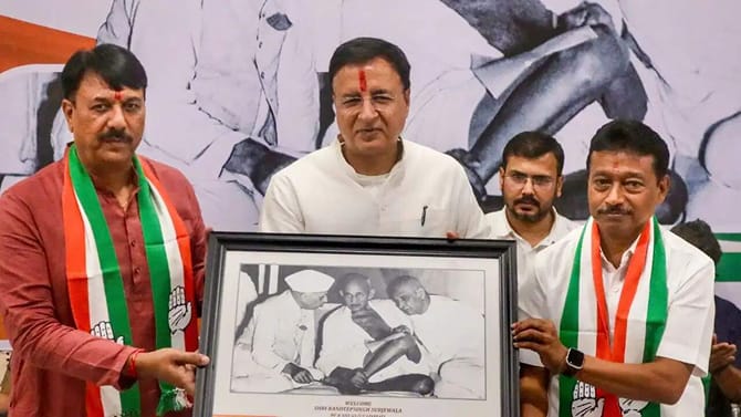 કર્ણાટક પેટર્નથી BJPને ગુજરાતમાં હરાવવા સુરજેવાલે ઘડી કાઢ્યા 3 મુદ્દા