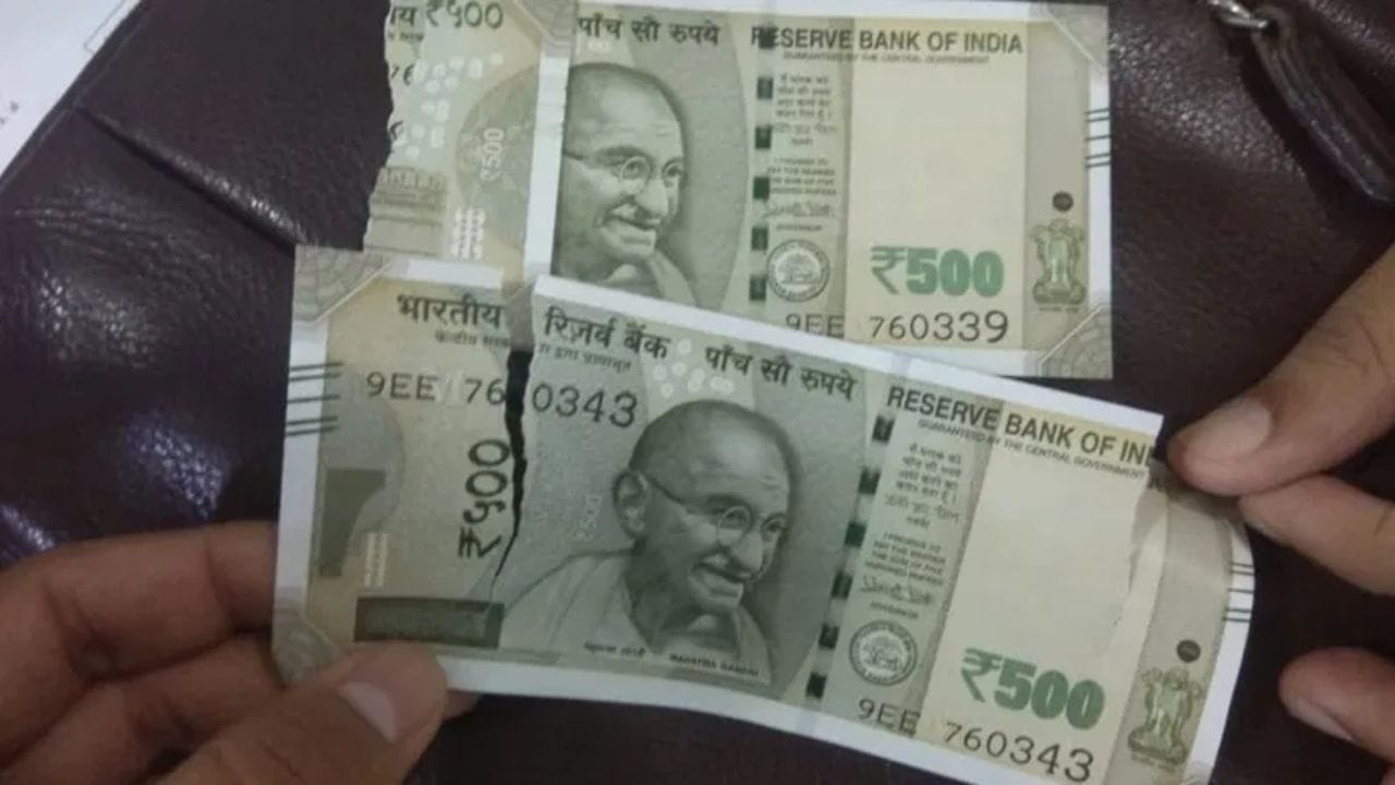 ભારતીય રિઝર્વ બેંક (RBI) ના નિયમો અનુસાર, દરેક પ્રકારની ક્ષતિગ્રસ્ત નોટ બદલવી શક્ય હોતી નથી. જો કોઈ નોટ સંપૂર્ણપણે ટુકડાઓમાં વહેંચાઈ ગઈ હોય, ખરાબ રીતે સળગી ગઈ હોય અથવા તેની સ્થિતિ એટલી ખરાબ હોય કે તેની ઓળખ અને તપાસ કરવી શક્ય ન હોય, તો આવી નોટોના બદલામાં ચુકવણી કરવામાં આવતી નથી. તેથી, નોટ ખૂબ વધારે ખરાબ હોવાની સ્થિતિમાં બેંક તેને બદલવાનો ઇનકાર કરી શકે છે.