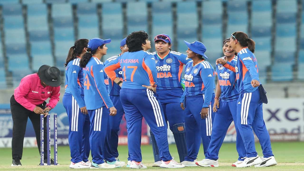 ભારત સામે મહિલા એશિયા કપ 2026 ની 9મી મેચમાં પાકિસ્તાને ટોસ જીતીને પ્રથમ બેટિંગ કરવાનો નિર્ણય લીધો હતો. પાકિસ્તાની ટીમ ભારતના સ્પિનરો દ્વારા ફરતા જાળામાં એટલી ફસાઈ ગઈ હતી કે આખી ટીમ ફક્ત 55 રનમાં ઓલઆઉટ થઈ ગઈ હતી. ભારતે 8.4 ઓવરમાં 3 વિકેટ ગુમાવીને લક્ષ્યનો પીછો કર્યો અને ટુર્નામેન્ટમાં જીતની હેટ્રિક મેળવી.