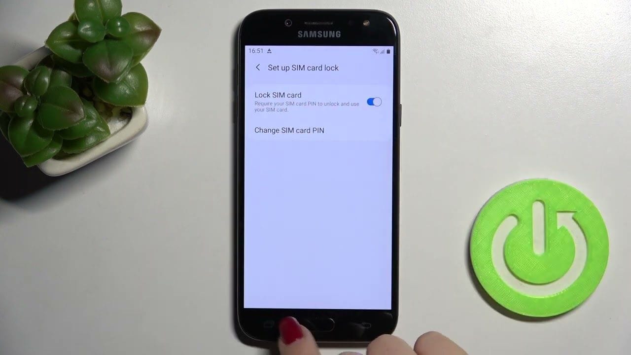 SIM લૉક કેવી રીતે સક્રિય કરવું? : જો તમે Android ફોનનો ઉપયોગ કરો છો, તો તમે સામાન્ય રીતે Settings માં જઈને Security અથવા Privacy સેટિંગ્સ હેઠળ 'SIM Lock' અથવા 'SIM Card Lock' વિકલ્પ શોધી શકો છો. ફોન ઉત્પાદકના આધારે આ વિકલ્પનું નામ અને સ્થાન અલગ-અલગ હોઈ શકે છે.
