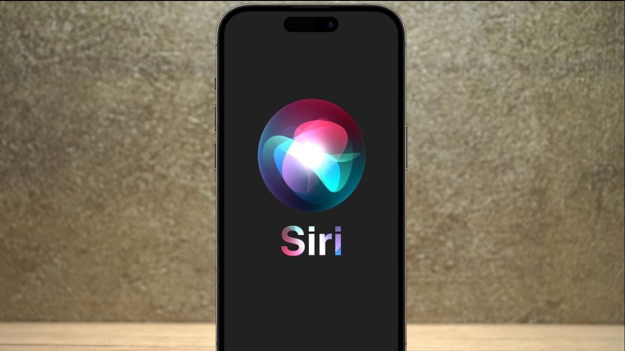 Siriનો અવાજ કેવી રીતે બદલવો? : Siriનો અવાજ બદલવા માટે, પહેલા તમારા iPhone પર 'Settings' (સેટિંગ્સ) એપ ખોલો. ત્યારબાદ, નીચે સ્ક્રોલ કરો અને 'Siri' અથવા 'Apple Intelligence & Siri' વિકલ્પ પર ટેપ કરો. તમારા iPhoneમાં ઇન્સ્ટોલ કરેલા iOS વર્ઝનના આધારે આ વિકલ્પનું નામ થોડું અલગ હોઈ શકે છે.