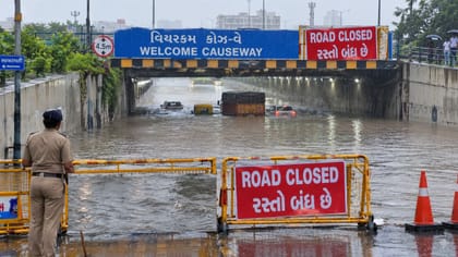 સુરતમાં વિયરકમ કોઝ-વે ઓવરફ્લો થતાં વાહનવ્યવહાર બંધ કરાયો, જુઓ Video